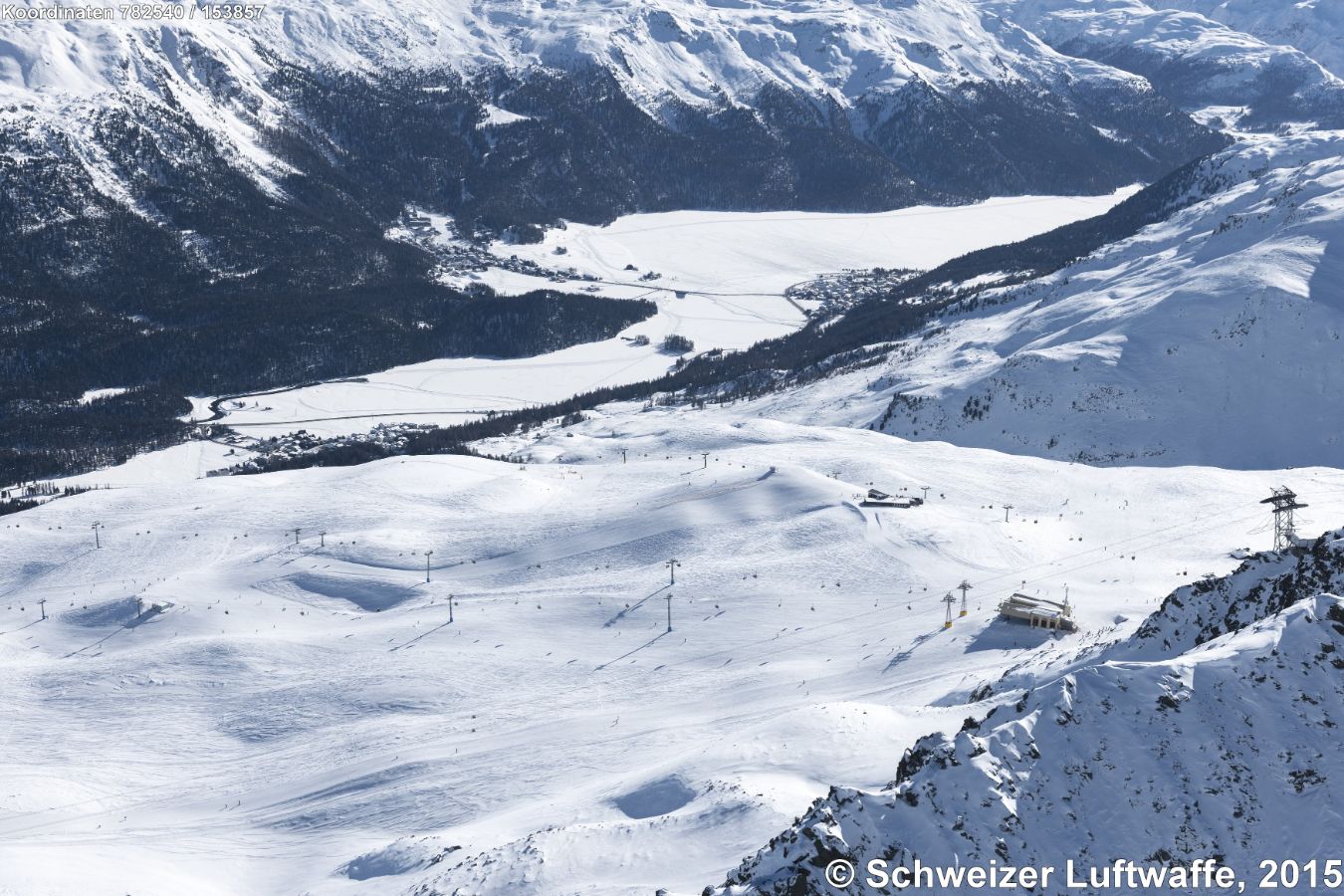 Corviglia-Skigebiet; Blick nach S zum Silvaplaner-See mit Silvaplana und Silvaplana-Surlej